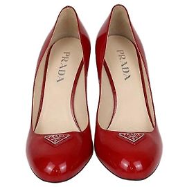 Prada Pumps mit runder Kappe aus rotem Lackleder und Plakette