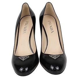 Zapatos de salón de punta redonda en piel charol negra con placa Prada
