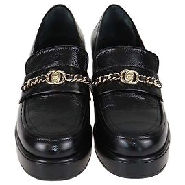Mocassini platform Chanel in pelle lucida nera con catena CC