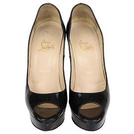Sapatos de salto plataforma Lady Peep Toe em couro envernizado preto Christian Louboutin