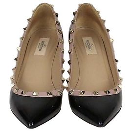 Décolleté wedge a punta Rockstud in pelle verniciata Black/Mauve Valentino
