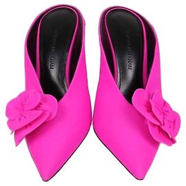 Mules de punta fina con aplicación de rosa de tela fucsia Victoria Beckham