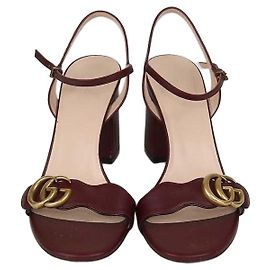 Gucci GG Marmont Riemchensandaletten mit Blockabsatz aus bordeauxrotem Leder