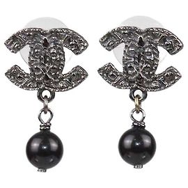 Orecchini Chanel Black CC con perle sintetiche a goccia e chiusura a pressione