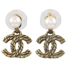 Orecchini Chanel CC placcati oro con perle sintetiche e cordoncino