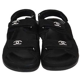 Chanel Dad Sandalen aus schwarzem gestepptem Stoff mit Kristall-CC