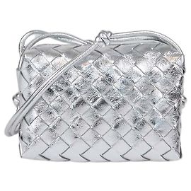 Bottega Veneta Mini Borsa a Tracolla Loop in Pelle Intreccio Argentata