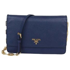 Cartera con solapa y cadena Prada en piel Saffiano azul marino