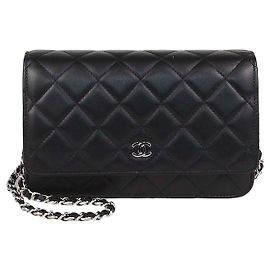 Bolso WOC Chanel de piel acolchada negra