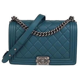 Bolsa Chanel New Medium Boy Flap em couro matelassê azul teal