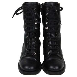 Stivaletti combat Chanel in pelle nera con punta CC