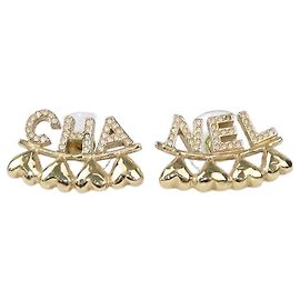 Orecchini Chanel in metallo dorato con logo a cuore e strass