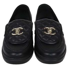 Mocassini Chanel in pelle matelassé nera con chiusura CC