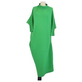 Issey Miyake Midikleid aus Baumwollstrick mit Rollkragen in Grün