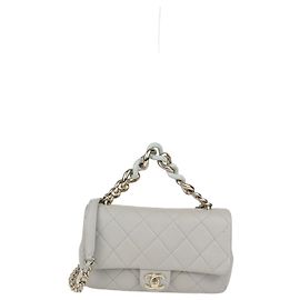 Bolsa de aba Chanel em couro matelassê cinza com corrente bicolor em resina