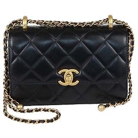 Borsa a patta Mini Perfect Fit in pelle di vitello lucida matelassé nera Chanel