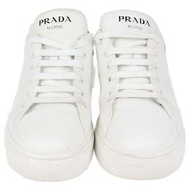 Sneakers Macro in pelle bianco/nero Prada