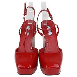 Prada Keilabsätze mit T-Riemen aus rotem Lackleder