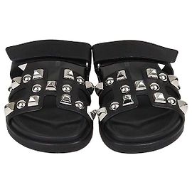 Hermès Sandalias Chypre Hermes de piel negra con tachuelas Medor