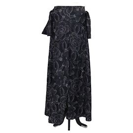 Robe maxi fendue Chanel en soie à pois noir/blanc avec camélia