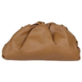 Bottega Veneta Clutch Classic The Pouch de cuero marrón