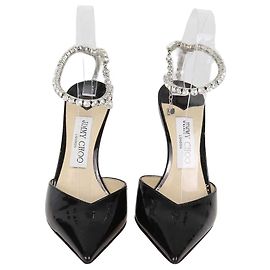 Jimmy Choo Saede Pumps aus schwarzem Lackleder mit Kristallkette und Knöchelriemen