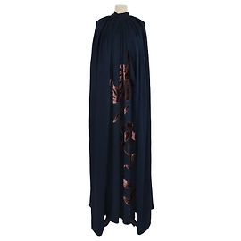 Vestido Cape Biyan Indara de mezcla de seda azul marino con bordados y apliques de terciopelo