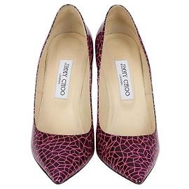 Jimmy Choo Love Pumps mit spitzer Kappe aus bedrucktem Lackleder in Pink/Bourgogne