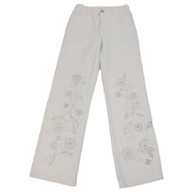 Pantalones rectos de denim blanco Chanel con bordados florales y recortes