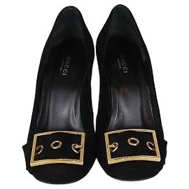 Gucci Pumps aus schwarzem Wildleder mit Blockabsatz und Schnallen-Detail