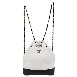 Zaino Piccolo Gabrielle Chanel in Pelle Matelassé Invecchiata Bianco/Nero