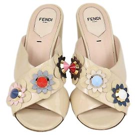 Fendi Flowerland Mules aus beigem Lackleder