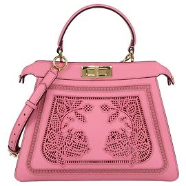 Bolsa Medium Peekaboo IseeU Fendi em couro rosa com corte a laser e bordados de renda