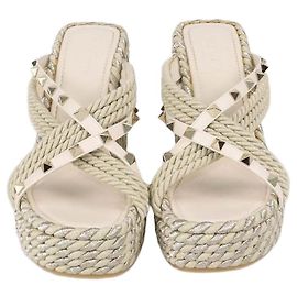 Sandali con zeppa Valentino Rockstud Torchon in rafia e pelle ivory