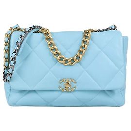 Borsa a patta Chanel Maxi 19 in pelle matelassé Light Blue