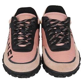Chanel Low Top Sneaker aus Nylon & Wildleder in Pink/Schwarz mit Logo-Print