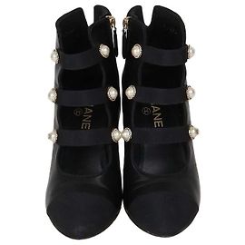 Stivaletti Chanel in pelle nera con punta cap toe e decorazioni in perle finte