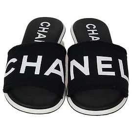 Sandali slide Chanel in pelle nera e tela con logo stampato
