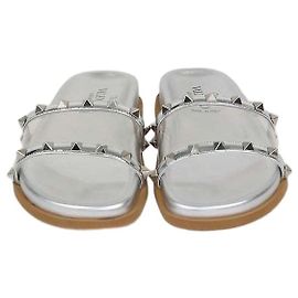 Valentino Rockstud Flat Slides em PVC prateado e couro patente