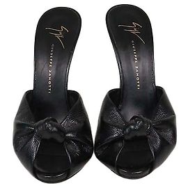 Sandali Giuseppe Zanotti in pelle verniciata nera con nodo