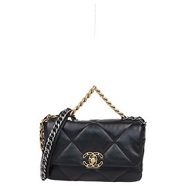 Borsa a patta Chanel Small 19 in pelle matelassé nera