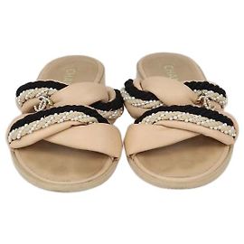 Sandali Slide Chanel in pelle beige con corda e perle finte CC