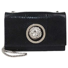Clutch Versus Versace in pelle nera embossed effetto serpente con logo leone e catena
