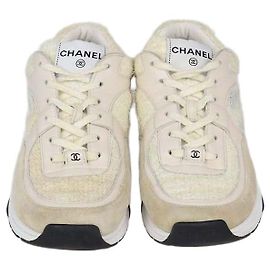 Sneakers basse Chanel in tweed beige/giallo e pelle CC