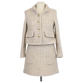 Chanel Beige Tweed Set aus Cropped-Jacke mit Goldknöpfen und Minirock
