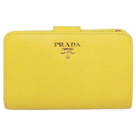 Cartera French Prada de piel Saffiano amarilla con metal