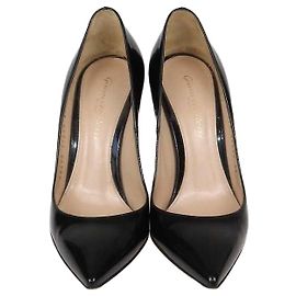 Décolleté a punta in pelle verniciata nera Gianvito Rossi