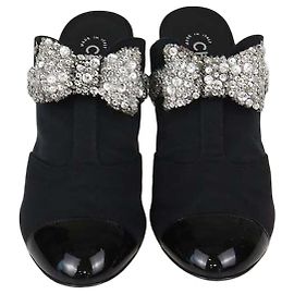 Chanel Mules mit Kappe aus schwarzem Stoff und Lackleder mit Strass-Schleife