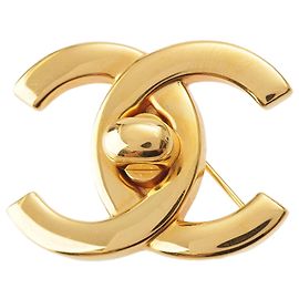 Broche Chanel CC chapado en oro con cierre giratorio
