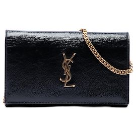 Bolso bandolera Kate Saint Laurent de charol texturizado con monograma en color negro
